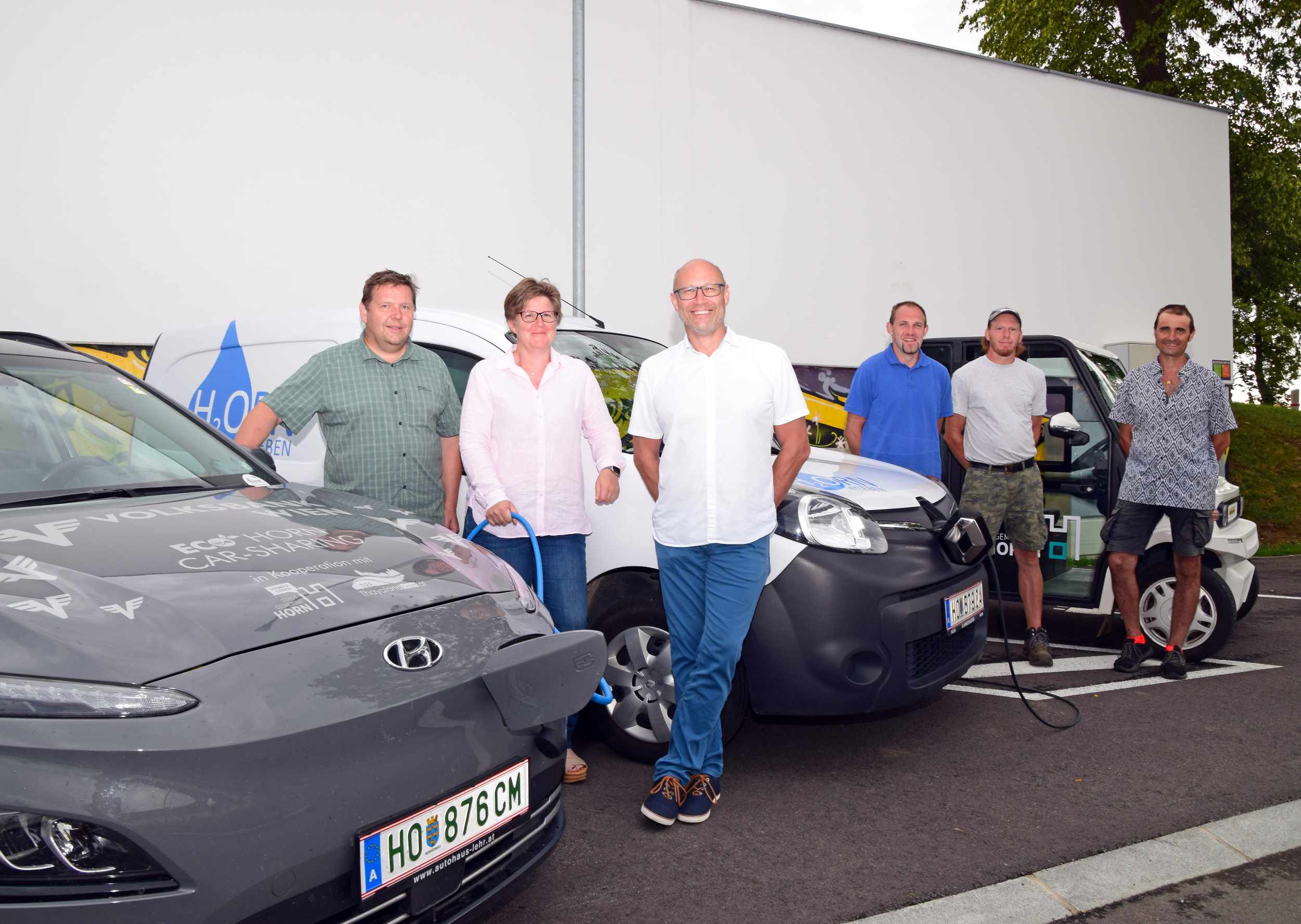 Johannes Strommer, StR Isabel Mang, GR Andreas Holzbrecher, Reinhard Haslinger, Bernhard Krtek und Markus Gintenreiter (v.li.) bei der Ladestation Stadtsee. Foto: Gabriele Hohenegger  